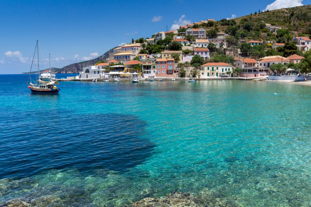 Blue waters in Assos village and beautiful sea bay, Kefalonia, Greece — Photo