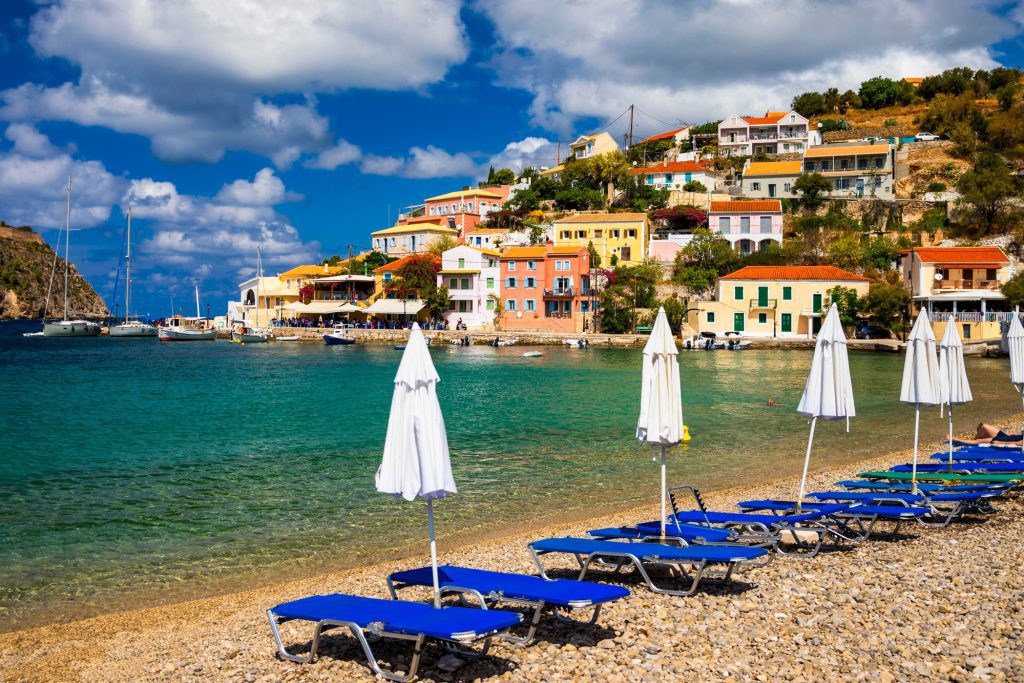 Assos village in Kefalonia, Greece. Turquoise colored bay in Mediterranean sea with beautiful colorful houses in Assos village in Kefalonia, Greece, Ionian island, Cephalonia, Assos village. — Photo